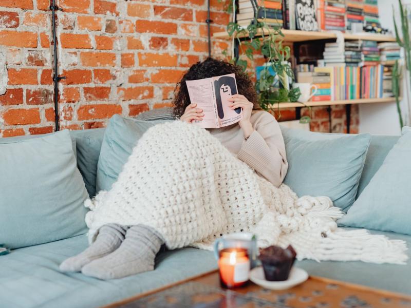 Fotos af https://kaboompics.com/: https://www.pexels.com/da-dk/foto/kvinde-afslappende-sidde-sidning-6632974/