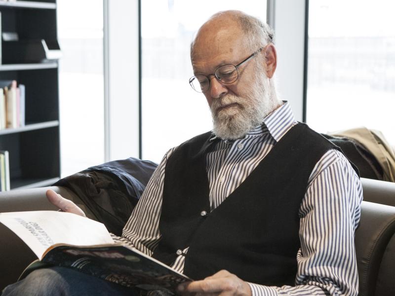 Mand læser et tidsskrift.