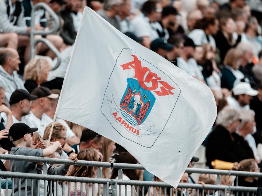 AGF flag der viftes ved publikum til fodboldkamp