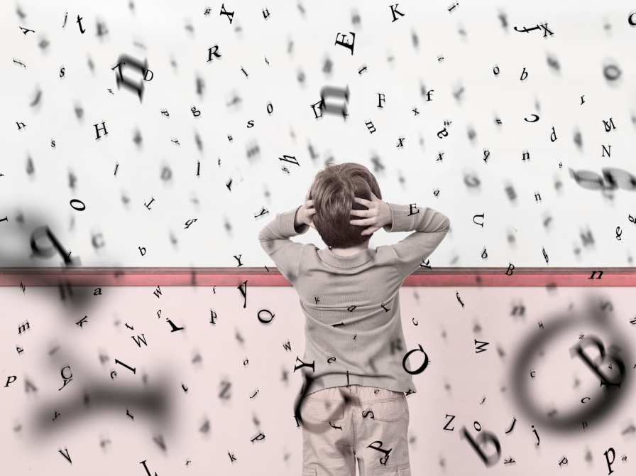 dreng set fra ryggen med bogstaver flyvende omkring sig